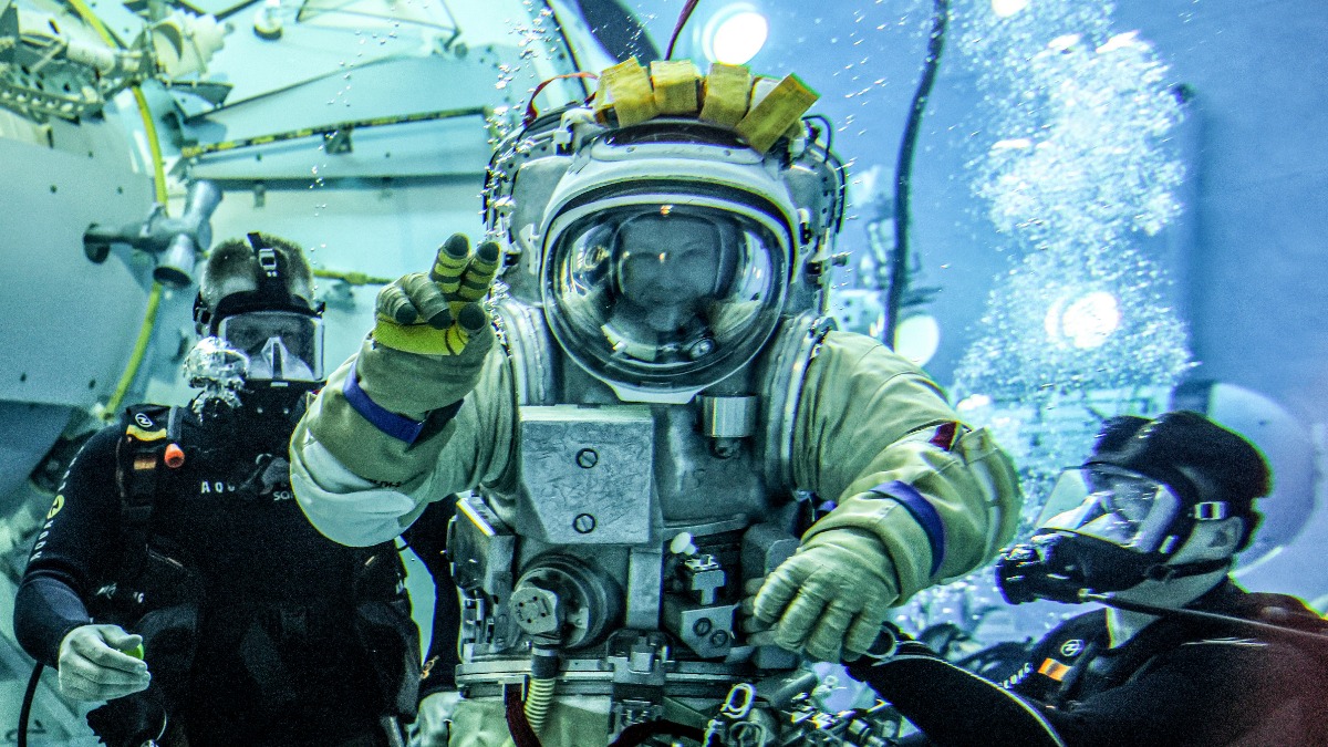 Космонавт Александр Горбунов тренируется в гидролаборатории