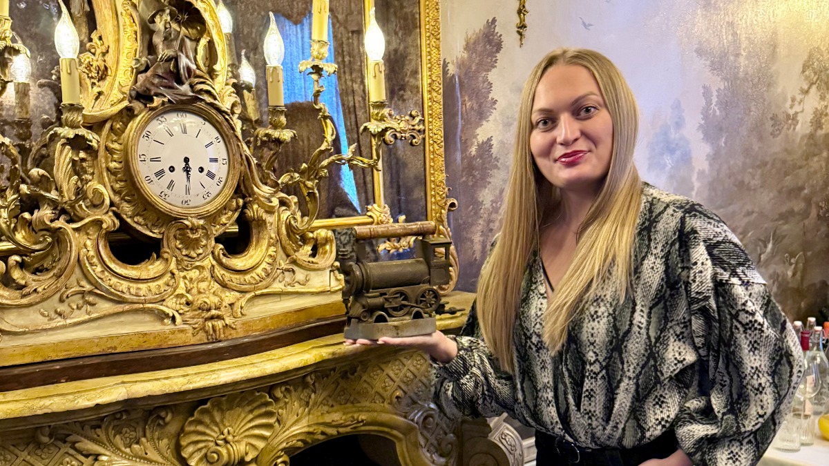 Мария Губанова-Новикова с редким утюгом