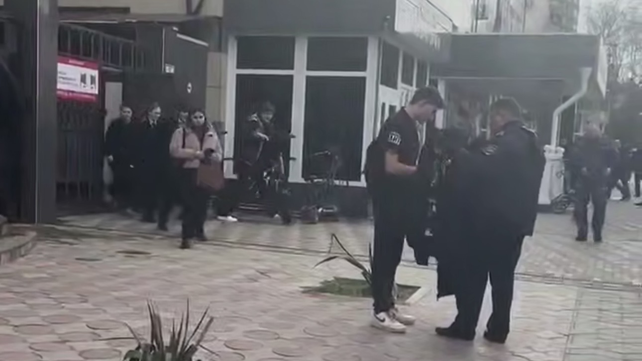 При стрельбе в колледже в Анапе пострадали библиотекарь и студент