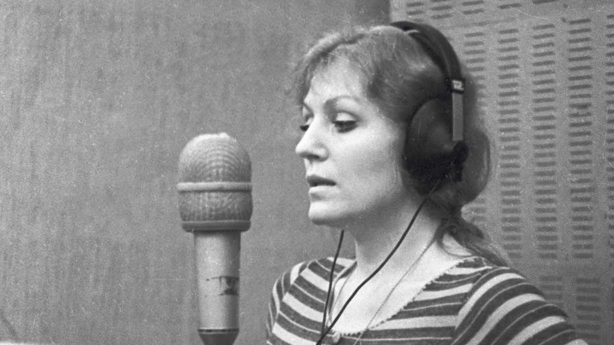 Анна Герман репетирует новую программу в звукозаписывающей студии фирмы «Мелодия»