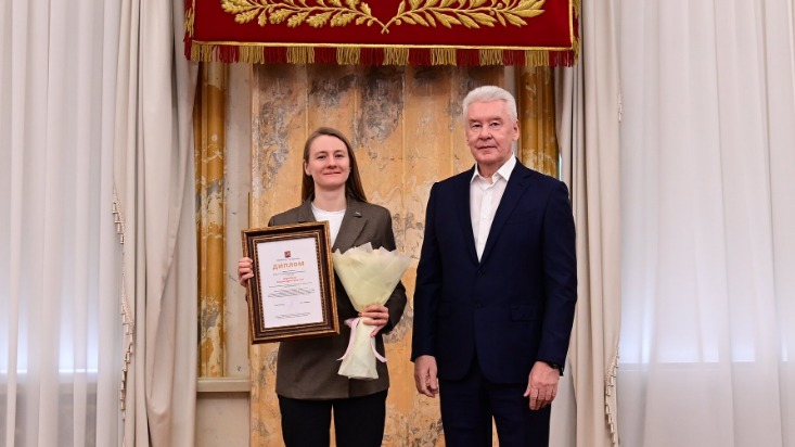 Мэр Москвы Сергей Собянин вручил премию молодому ученому Марии Дерябиной за разработку уникальных роботизированных измерительных комплексов для контроля уровня радиации на атомных электростанциях