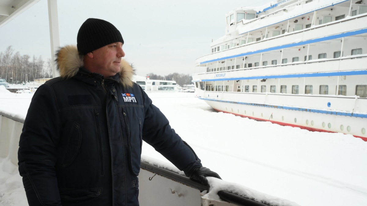 Капитан теплохода «Сергей Есенин» Леонид Чернышев ждет наступления весны и новых путешествий, а пока готовит свое судно к новому сезону