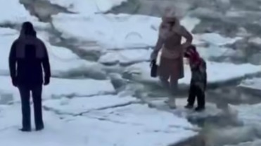 Женщина повела ребенка по колотому льду в Петербурге и попала на видео