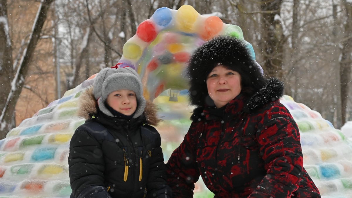 Анна Терехова и ее сын Артем на фоне построенного ими иглу