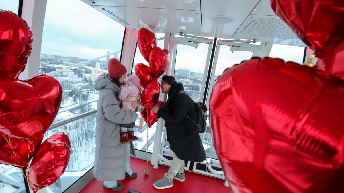 Украшенные ко Дню святого Валентина кабины колеса обозрения «Солнце Москвы»