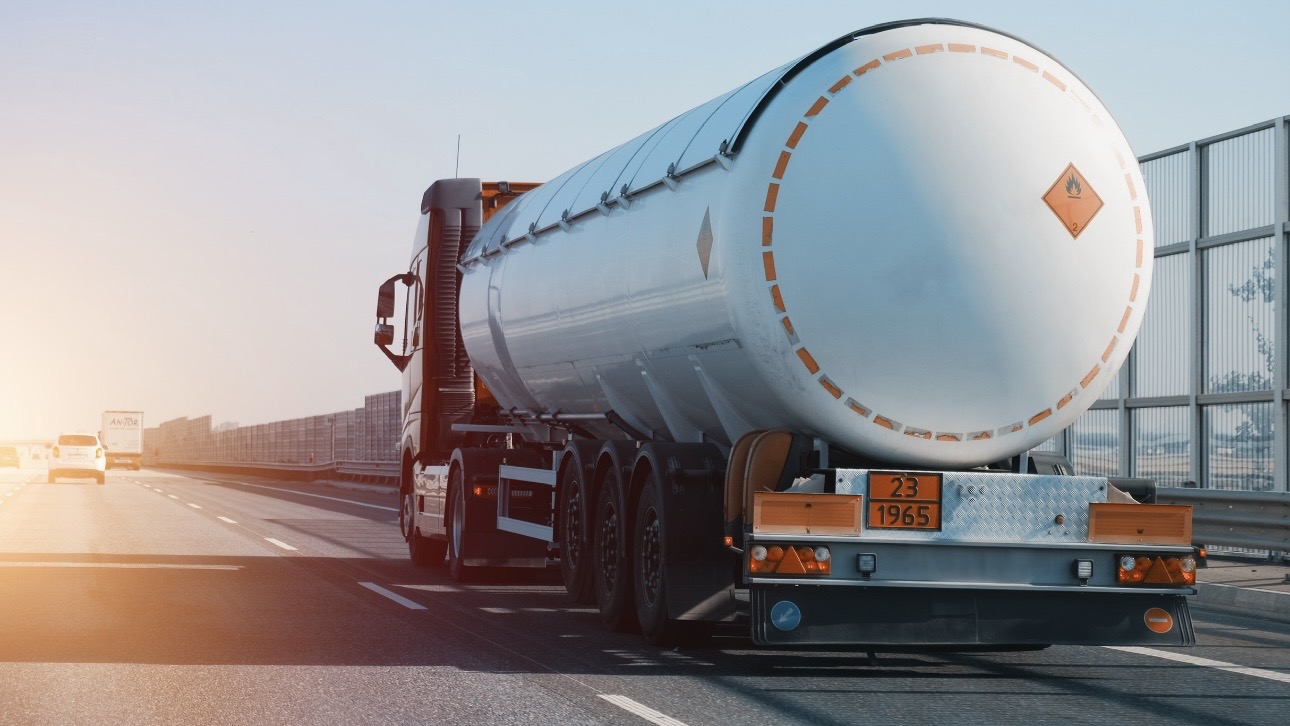 Один погиб, двое пострадали: бензовоз столкнулся с двумя легковушками в Москве