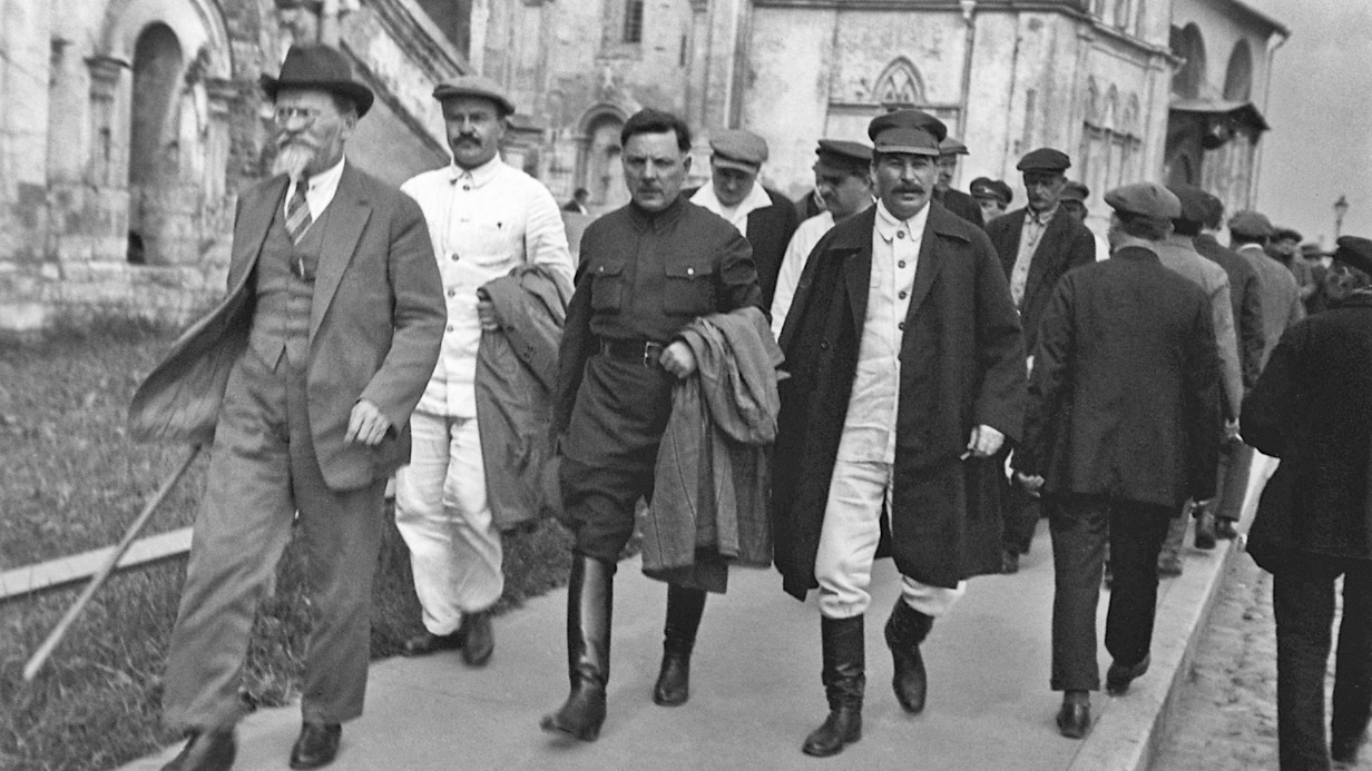 Председатель ЦИК Союза ССР М. И. Калинин, нарком путей сообщения СССР А. А. Андреев, нарком по военным и морским делам, председатель РВС СССР К. Е. Ворошилов, генеральный секретарь ЦК КПСС И. В. Сталин направляются на XVI cъезд ВКП(б)