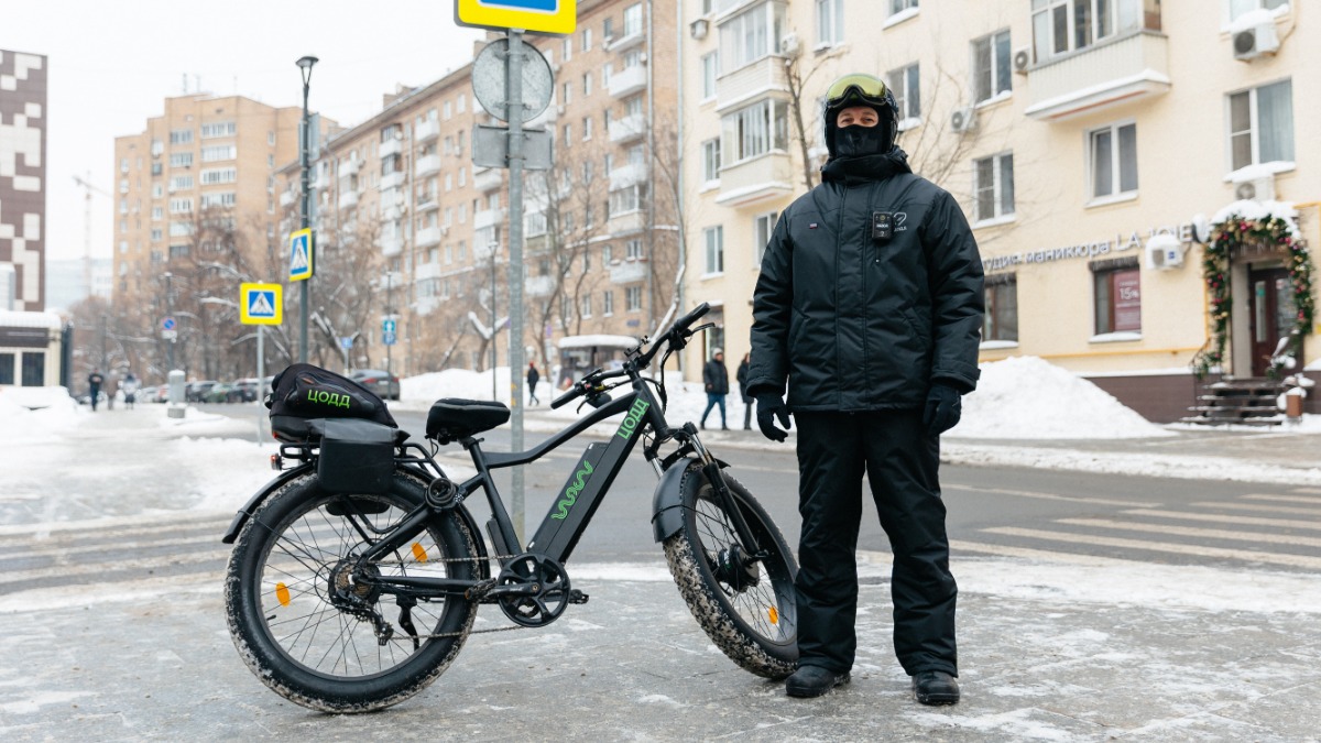 Сотрудник велопатруля Центра организации дорожного движения Москвы Андрей Антонов приступил к работе в зимний период