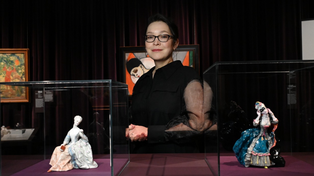 Слева от куратора Ольги Юркиной — «Дама с розой» Василия Кузнецова и Наталии Данько (1924), справа — «Дама с маской» Константина Сомова (1923)