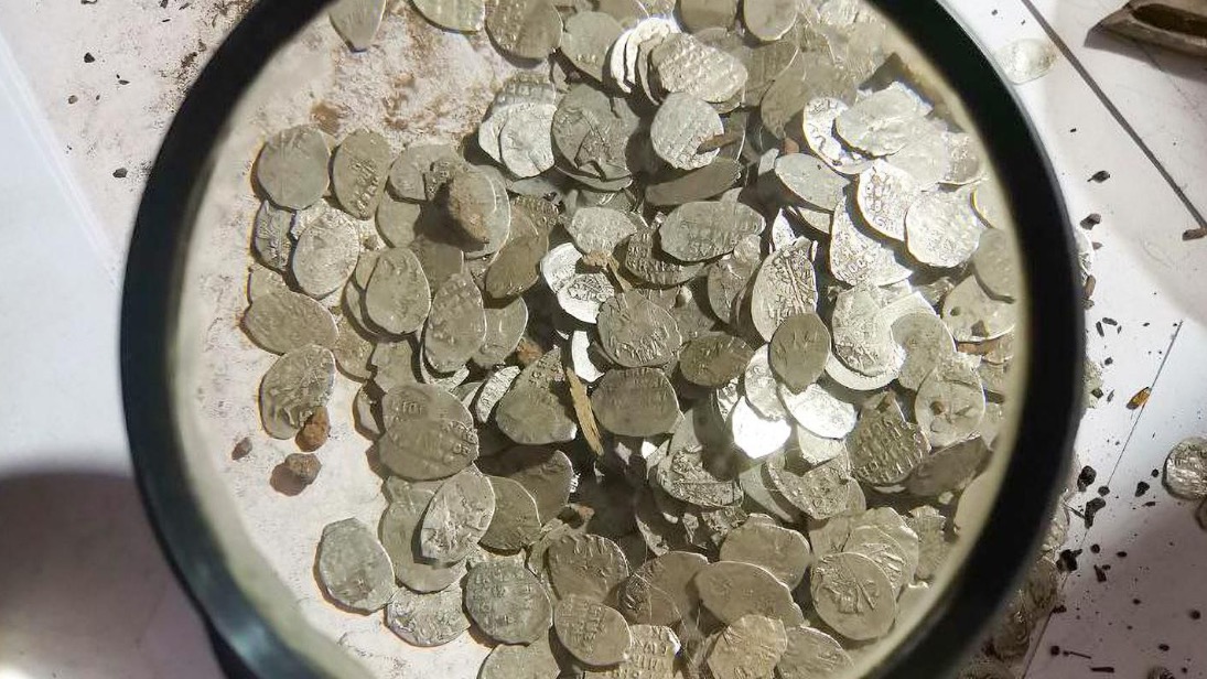 Клад из 20 тысяч монет белого металла нашли в центре Москвы