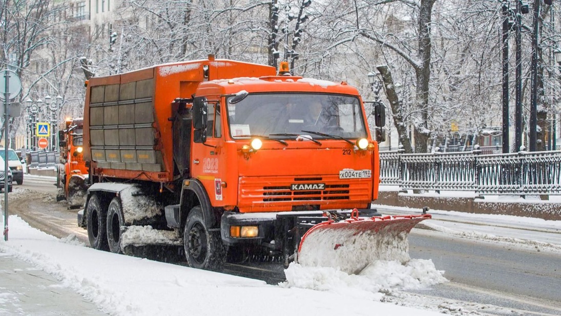 Городские службы Москвы ликвидируют последствия снегопада 