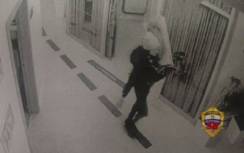 Женщина украла картину за 50 тысяч с выставки в Центре московского долголетия