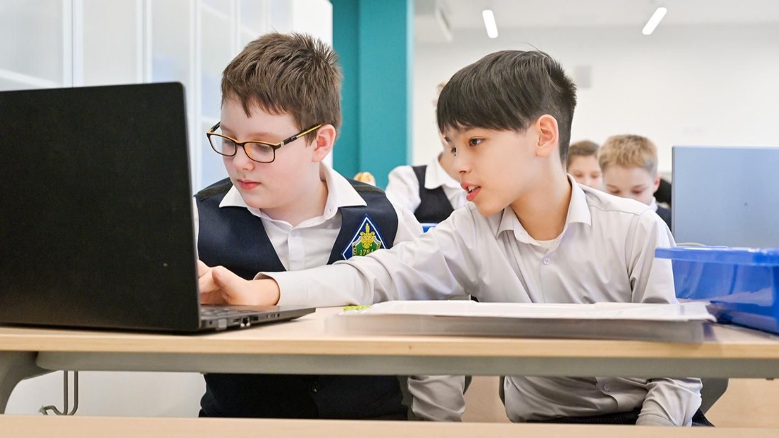 Собянин: В школах Москвы стартовал уникальный проект по работе с ИИ