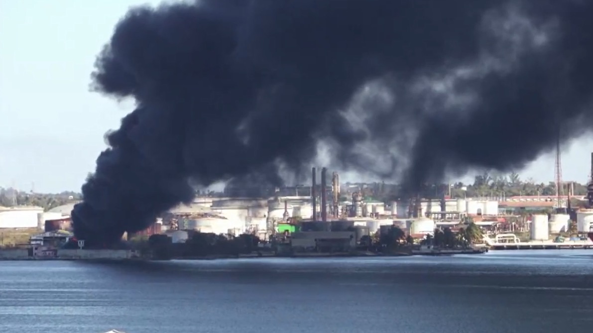 Склад нефтеперерабатывающего завода загорелся на Кубе