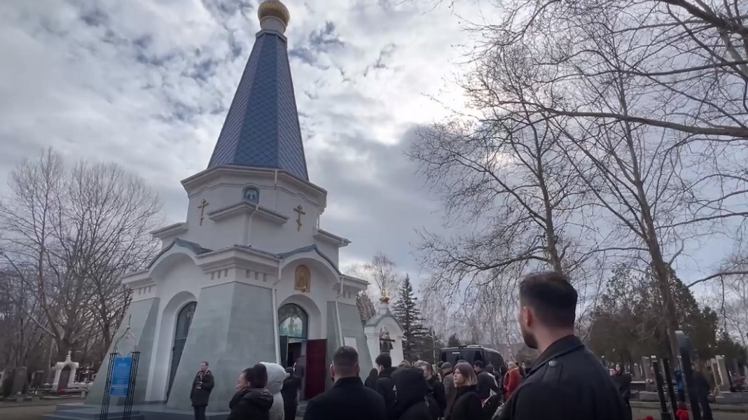 «Дяде Коле»: в Анапе простились с охранником, погибшим при стрельбе в техникуме