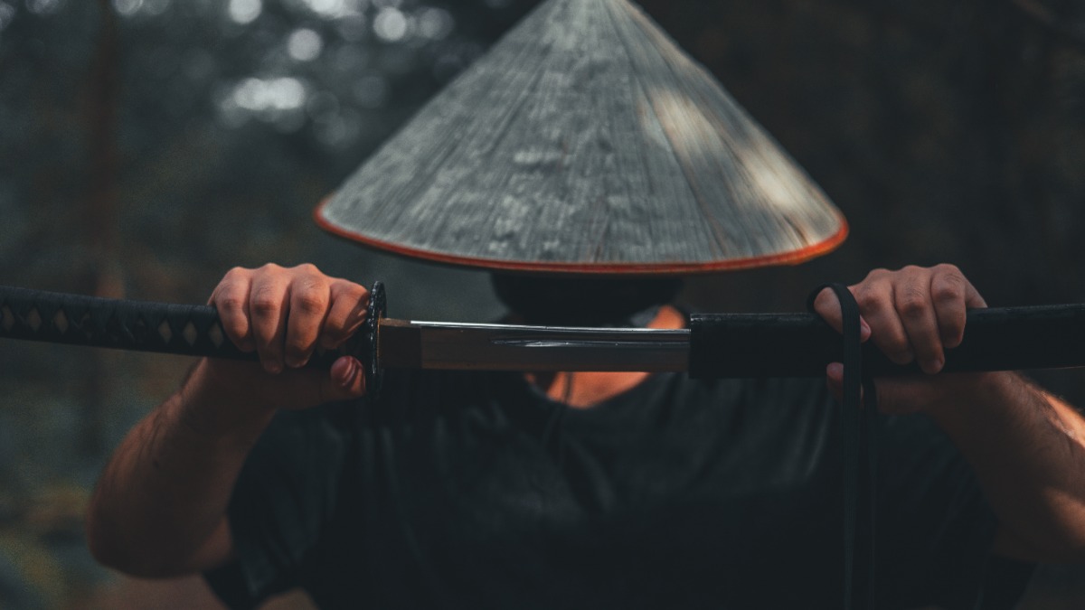 Мужчина ранил полицейского катаной в Санкт-Петербурге