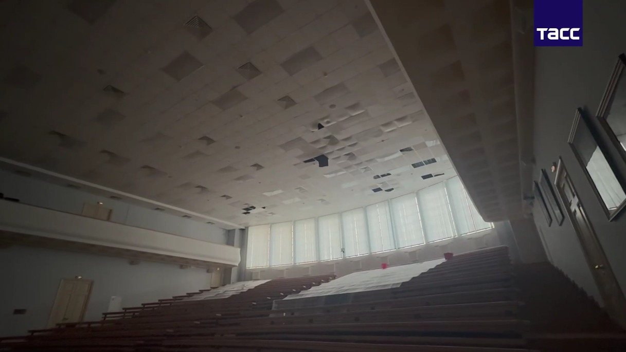 Панели потолка обвалились в самой большой аудитории РЭУ имени Плеханова