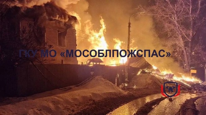 Пожар охватил три частных дома в Сергиевом Посаде после взрыва газгольдера