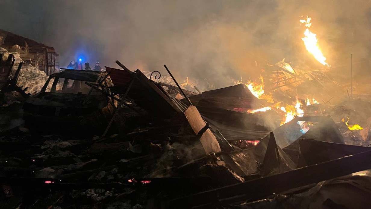 При тушении пожара после обрушения кровли в Сергиевом Посаде нашли тело