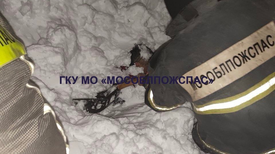 Мужчину завалило снегом во время чистки крыши в Подмосковье