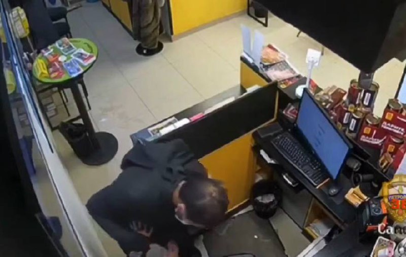 Приезжий устроил налет на два магазина в ТЦ на северо-востоке Москвы