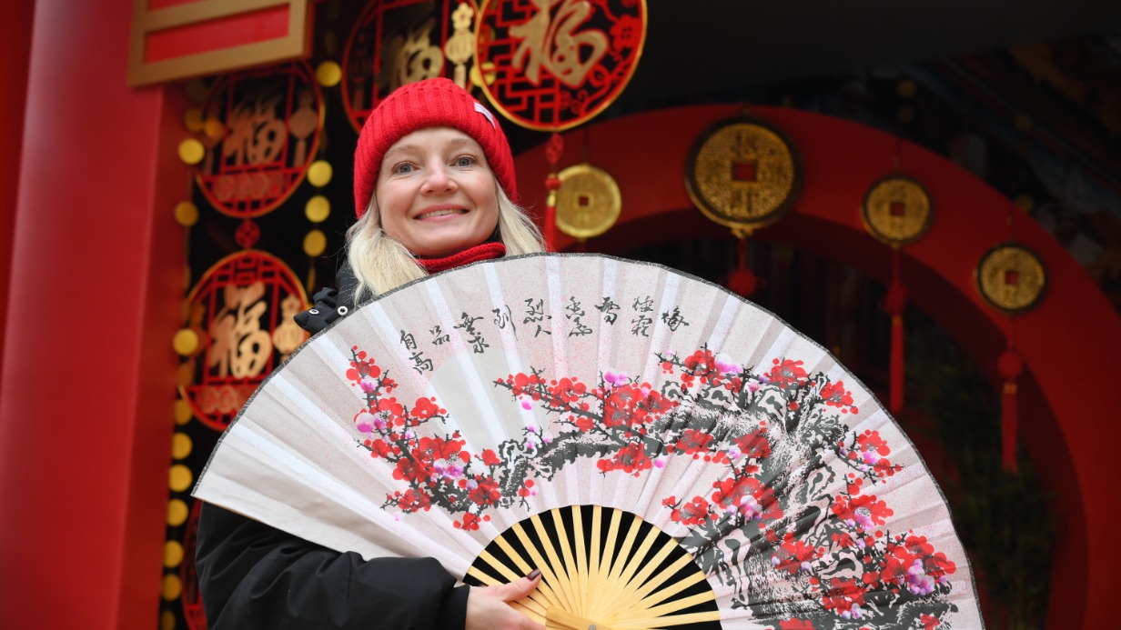 Старший декоратор центральных площадок фестиваля «Китайский Новый год» Ольга Гайович отмечает, что для оформления праздничных локаций выбраны традиционные красный и золотистый цвета