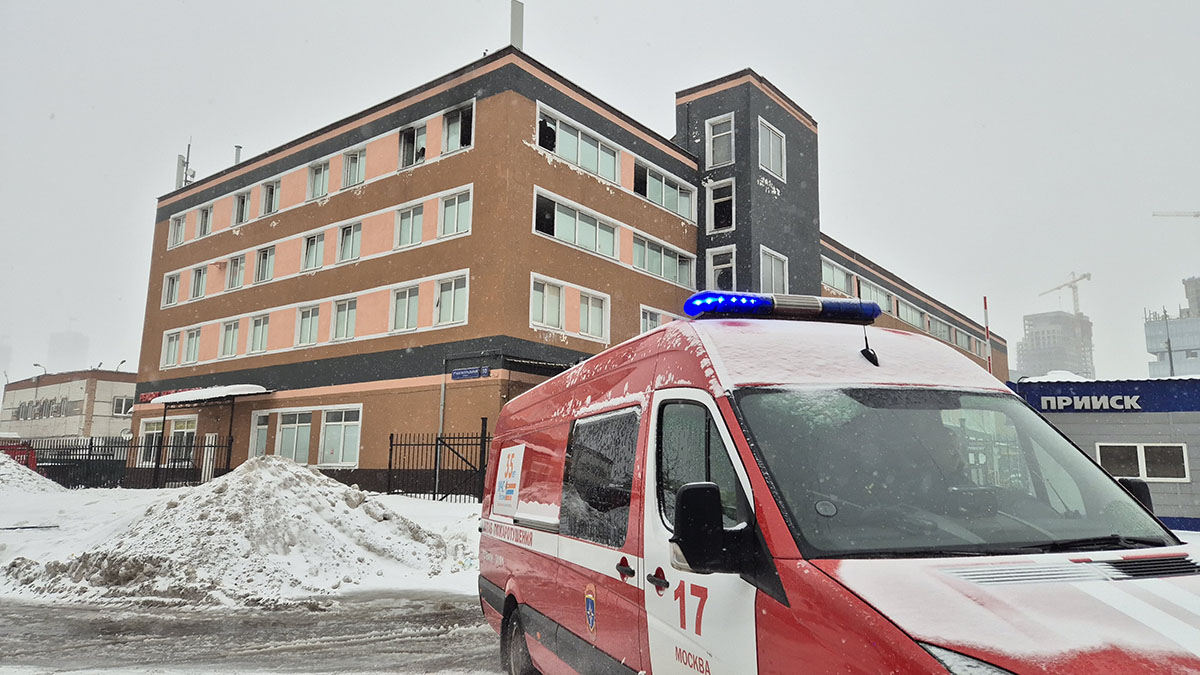 Пожарные спасли 16 человек из горящего хостела на севере Москвы