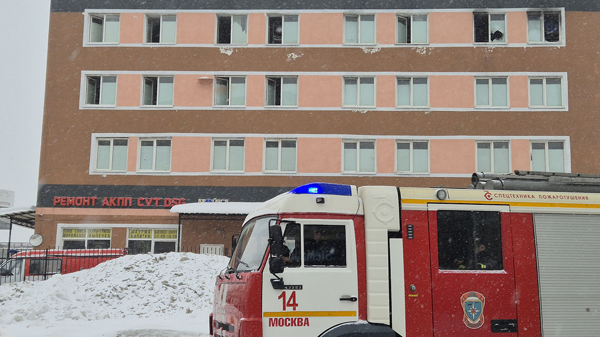 СМИ: При пожаре в хостеле на севере Москвы пострадали шесть человек