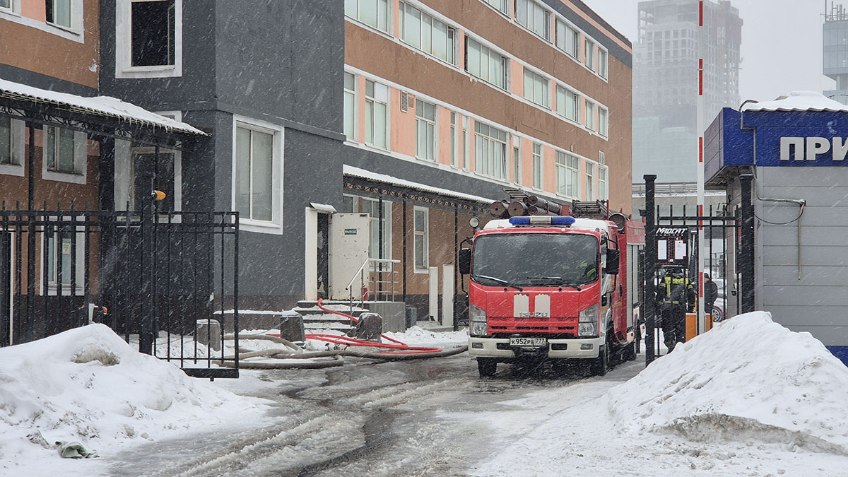 Спасатели полностью потушили пожар в хостеле на севере Москвы