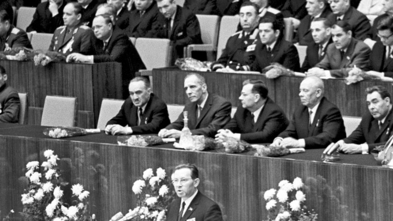 Николай Егорычев, первый секретарь Московского горкома КПСС, выступает на торжественном собрании, посвященном 25-летию разгрома фашистов под Москвой. За три дня до этого по его инициативе у Кремлевской стены захоронили останки Неизвестного Солдата