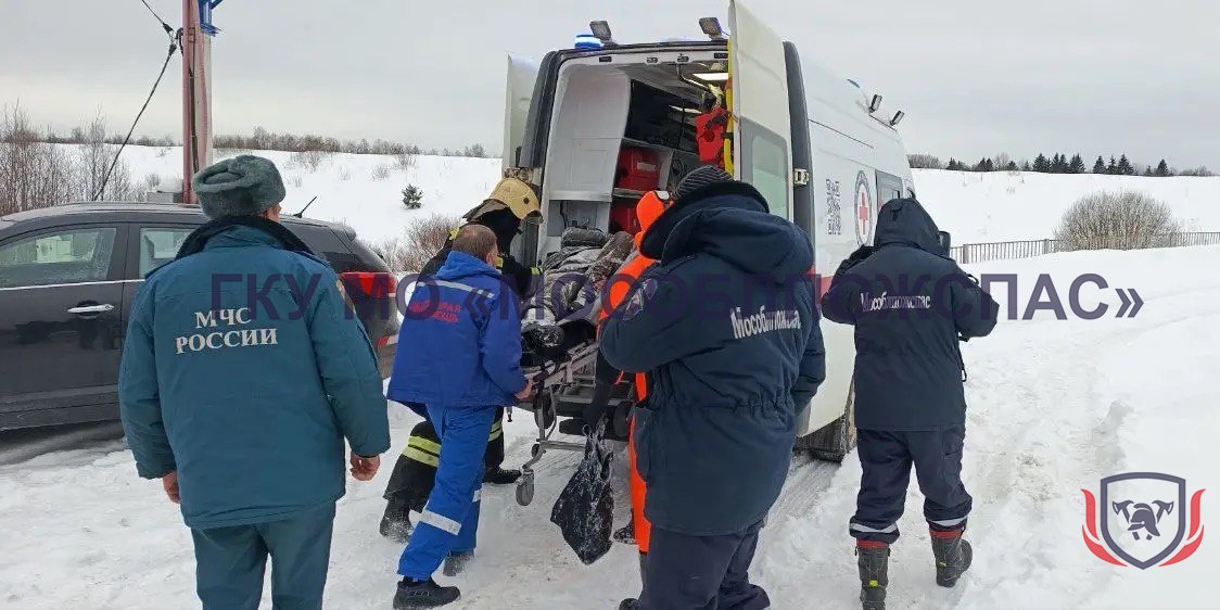 Мужчина провалился под лед на канале имени Москвы