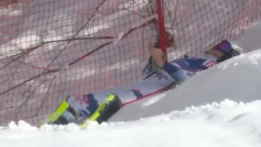 Норвежский горнолыжник лег в сугроб после потери лидерства на Олимпиаде