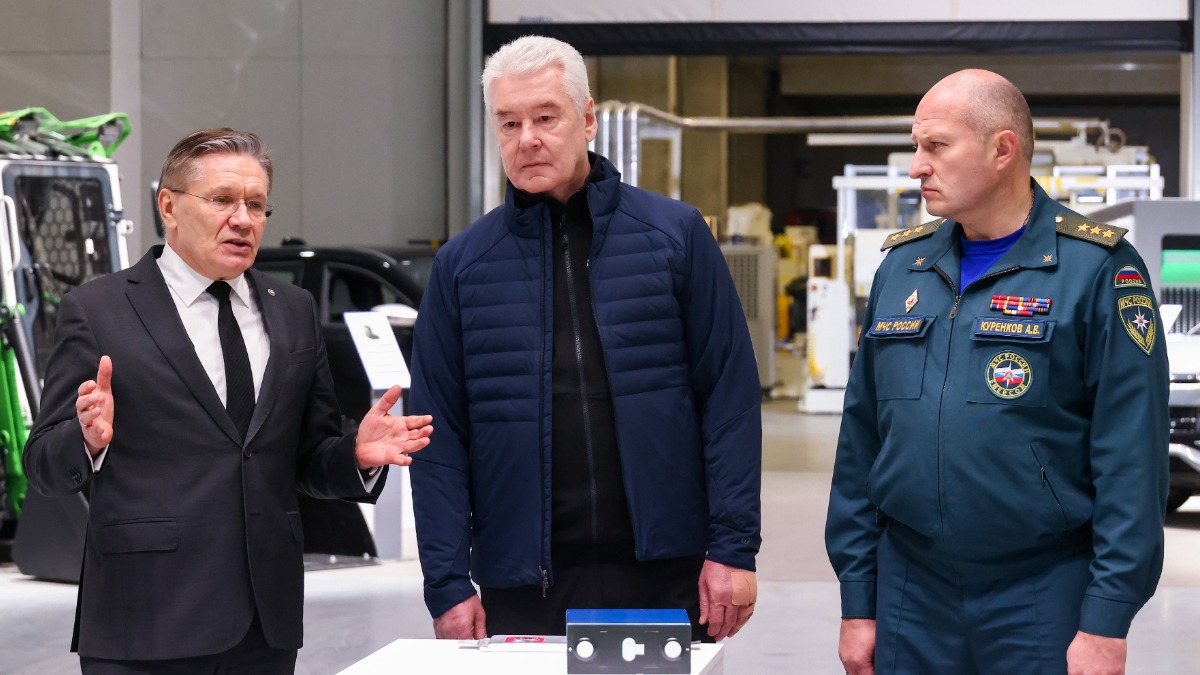 Гендиректор госкорпорации «Росатом» Алексей Лихачев, мэр Москвы Сергей Собянин и глава МЧС России Александр Куренков во время осмотра хода строительства заводов по производству аккумуляторных батарей