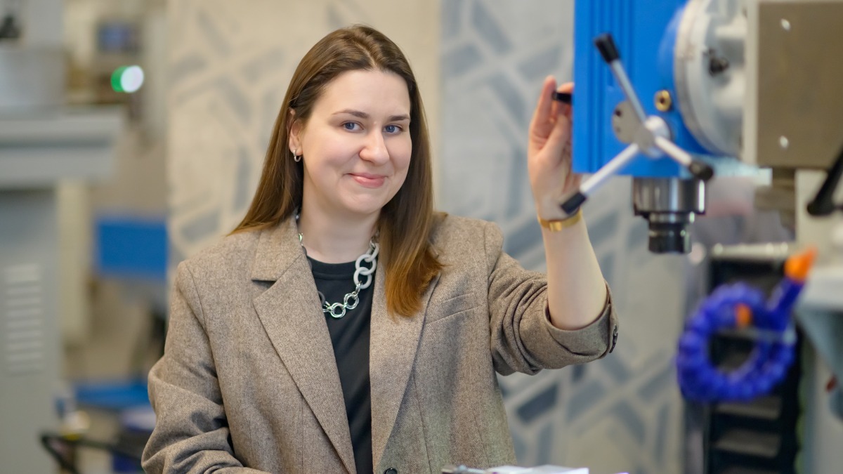 Заместитель руководителя центра практического обучения «Профессии будущего» в Печатниках Елизавета Воробчикова показывает фрезерный станок с программным управлением. Современное оснащение центра позволяет москвичам осваивать востребованные специальности