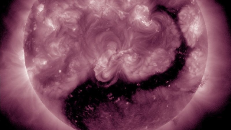 На Солнце появилась корональная дыра в виде дракона