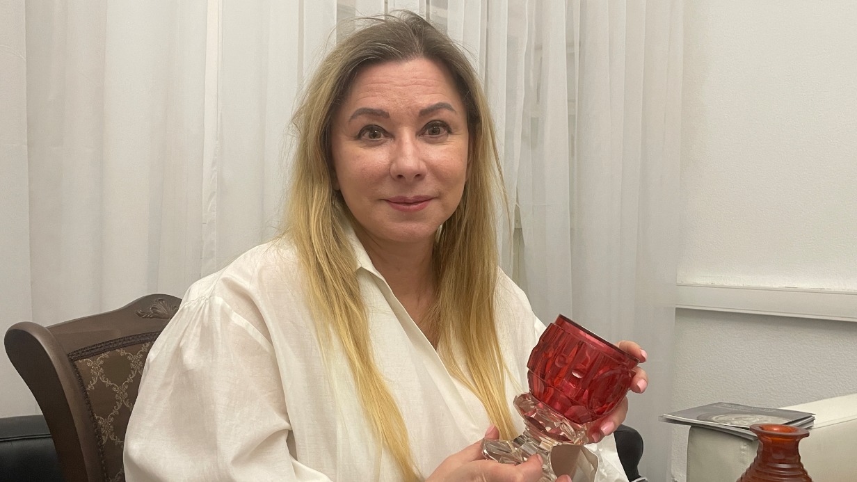 Искусствовед Светлана Солдатова показывает фужер 19 века из «золотого рубина»