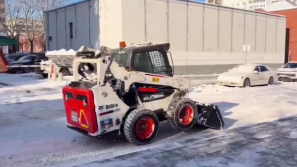 Работы по вывозу снега активно ведутся в Москве