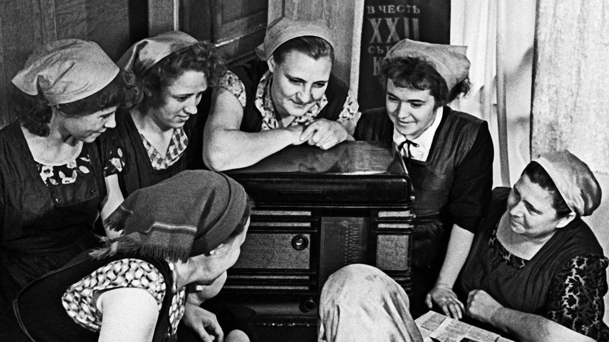 Работницы Алма-Атинской швейной фабрики слушают по радио сообщение от 12 апреля 1961 года о первом полете в космос Юрия Гагарина
