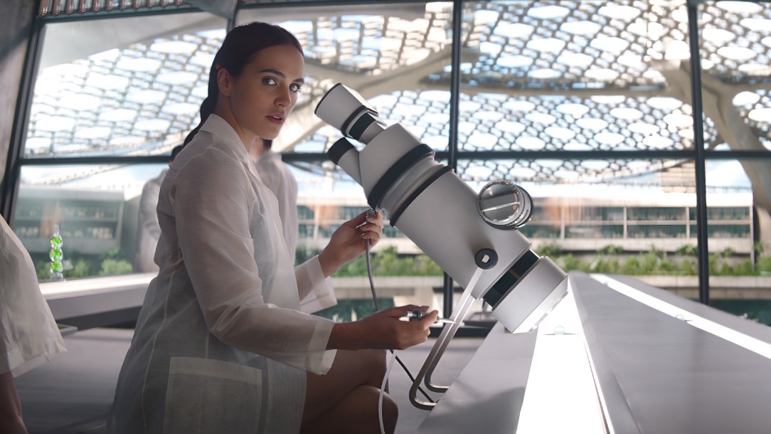 Сцена из сериала «Дивный новый мир», снятого по роману-антиутопии Олдоса Хаксли. Актриса Джессика Браун Финдлей сыграла Ленайну Краун, сотрудницу инкубатория, где модифицируют эмбрионы