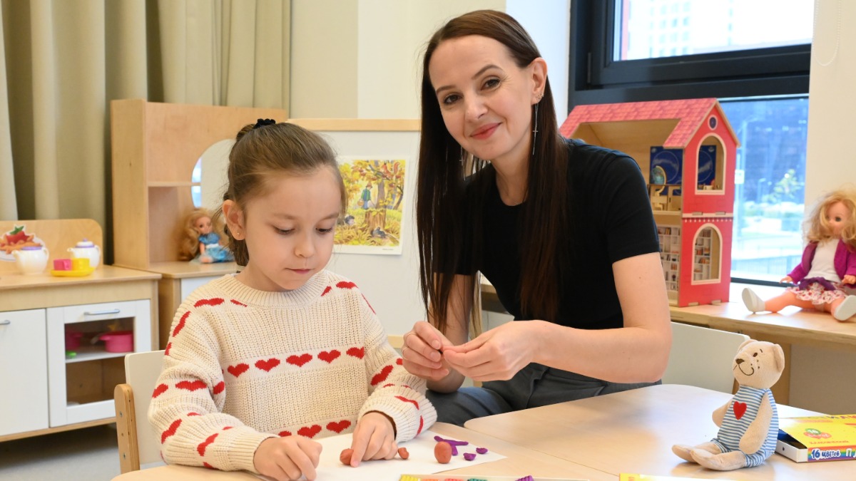 Воспитатель детского сада школы № 2094 Ольга Омельчук лепит из пластилина с Джамилей Яхьяевой в новом современном корпусе