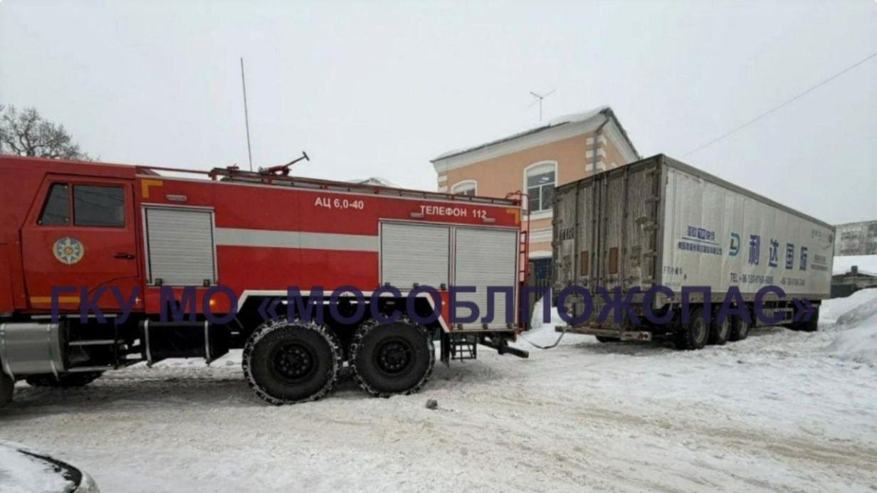 Китайский водитель грузовика застрял в сугробе в Подмосковье на два дня