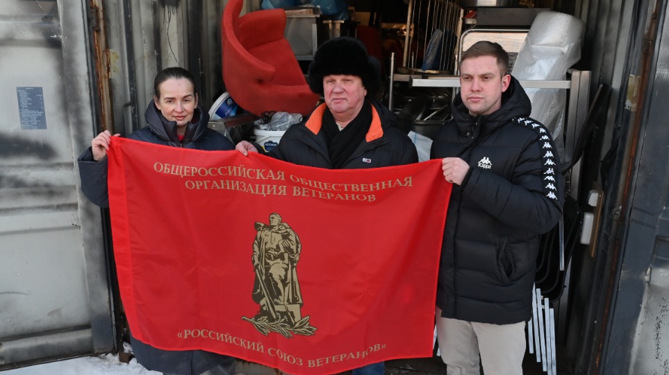 Руководитель общественного движения «Наша Zабота» и пресс-секретарь РСВ Наталья Шевелева, ветеран военной службы, волонтер Алексей Петров (фамилия изменена) и военнослужащий с позывным «Золотой» собираются отгружать мебель и кухонную технику для бойцов в зону СВО