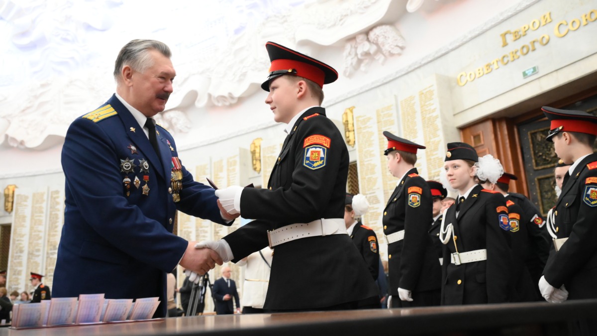 Президент регионального общественного Фонда поддержки Героев Советского Союза и Героев Российской Федерации имени генерала Е. Н. Кочешкова Герой России Вячеслав Сивко торжественно вручает удостоверение кадету, ученику 7-го класса школы № 1257 Антону Бурлаку