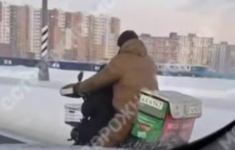Курьера с ребенком на электровелосипеде заметили на трассе в Новой Москве