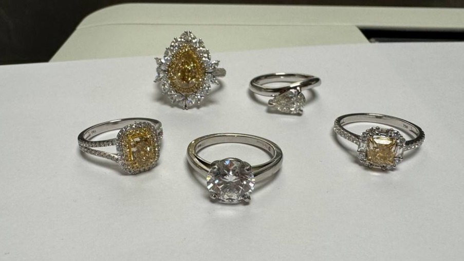 Иностранку с кольцами на 18,5 миллиона задержали в аэропорту Внуково