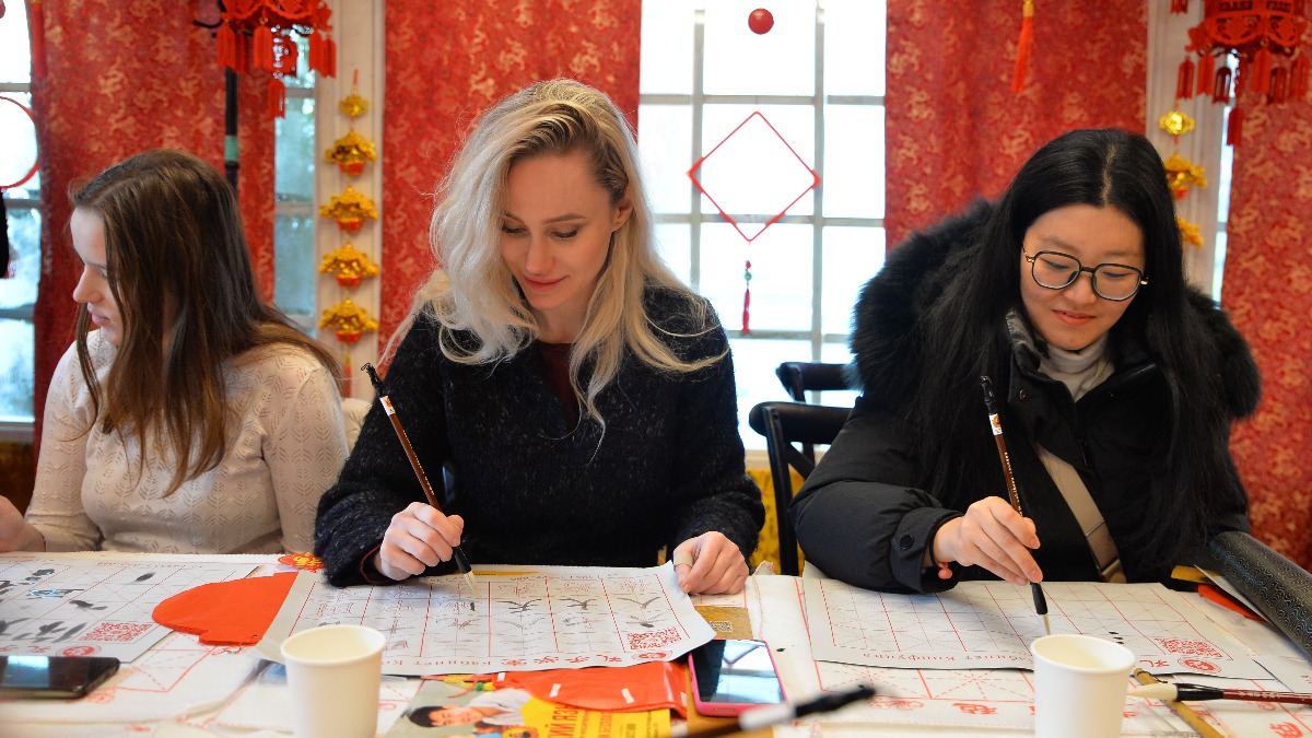 Мастер-классы китайских ремесел проходят на Манежной площади