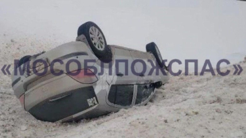 Легковушка вылетела в кювет и перевернулась около заправки в Подмосковье