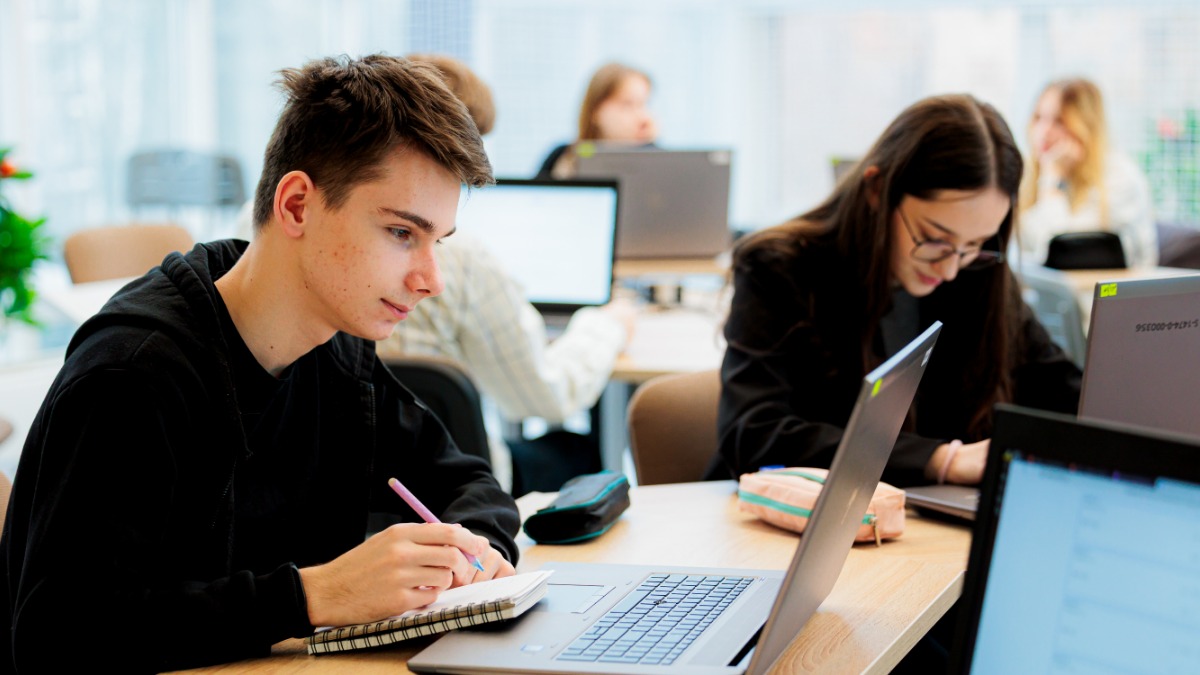 Обновленные видеоразборы заданий ЕГЭ и курсы для учителей появились в «МЭШ»