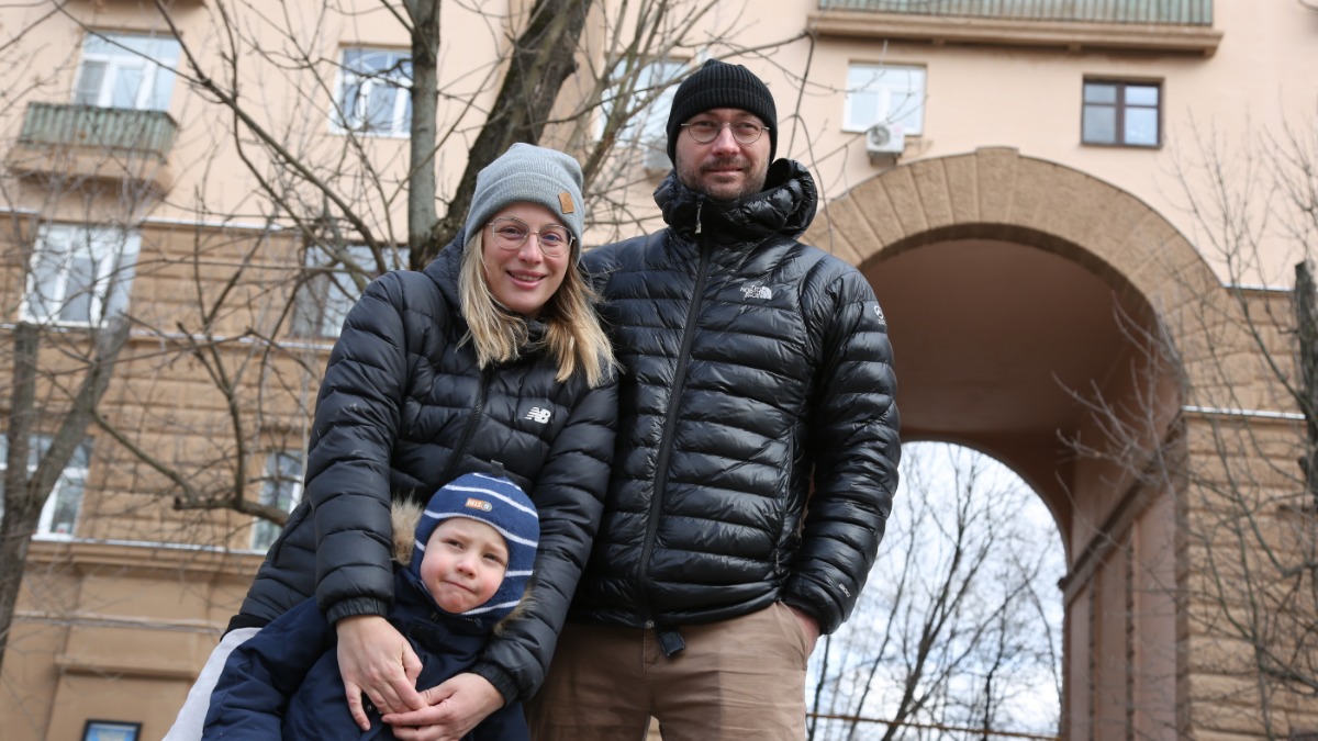 Супруги Александр и Ася Вылегжанины с сыном Мишей живут в старом доме в Тимирязевском районе. Плюс многих старых домов в том, что они находятся в зеленых, тихих районах с хорошей инфраструктурой