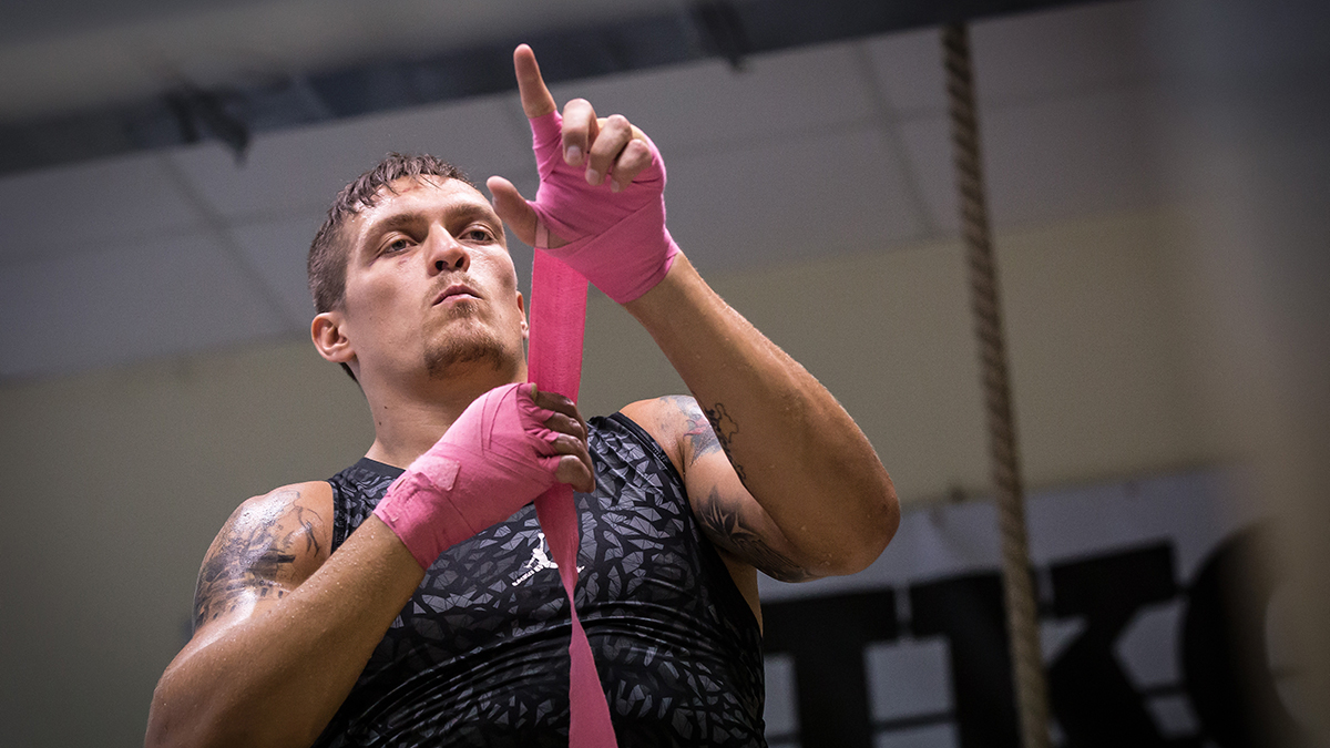 Боксер Усик обошел Зеленского в рейтинге доверия украинцев